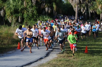 Starting line of the 2016 Weedon Island Trail Race.
